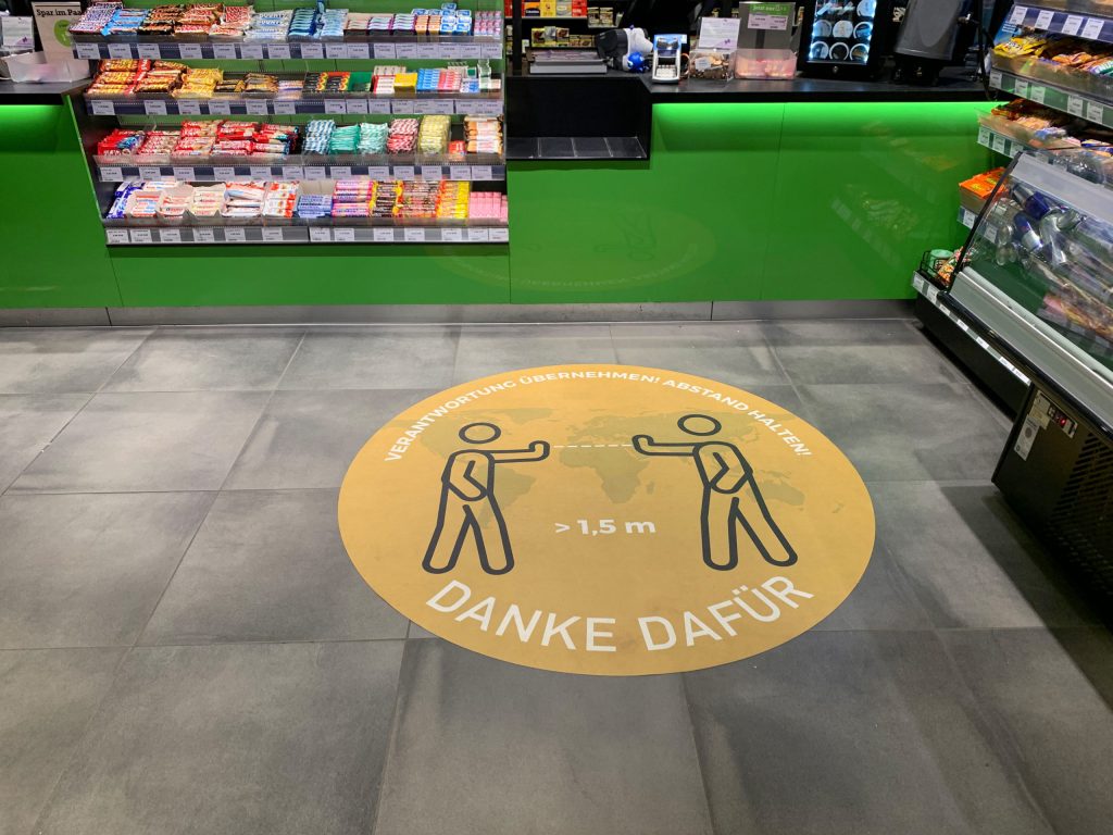 Im Einsatz gegen die Covid-19 Pandemie 4 Covid - Abstand halten nicht vergessen