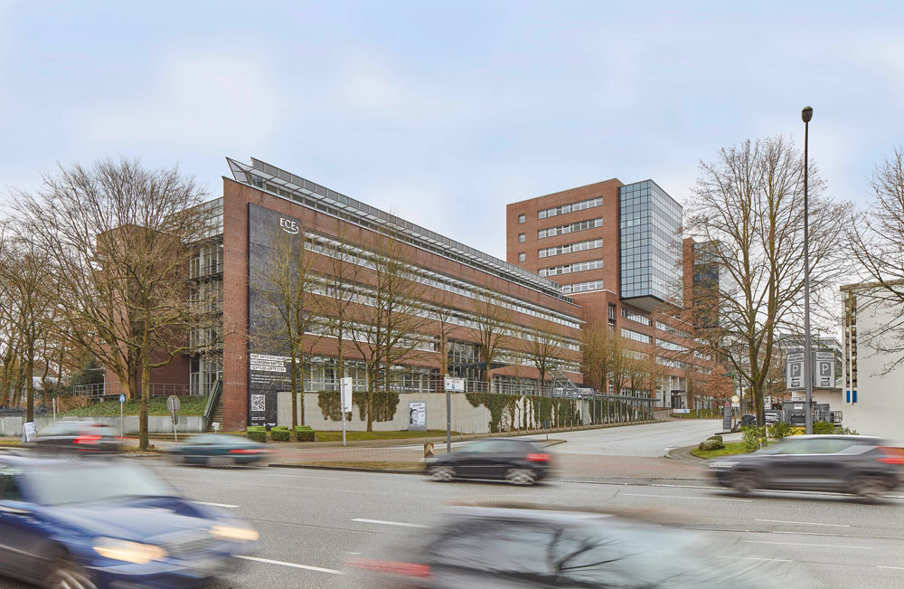 Weltweit erste NOx-bindende Textilfassade am Hamburger ECE-Campus. (Fotos: ECE)