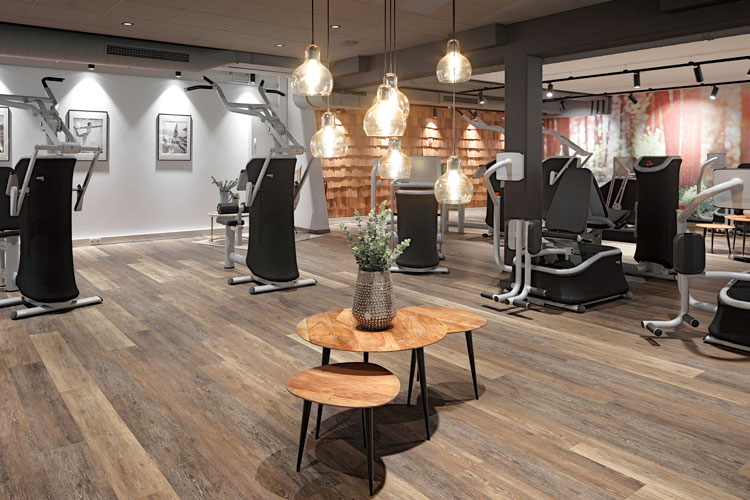 Dieses stilvoll eingerichtete Fitness-Studio wirkt dank des dunklen Bodenbelags einladend und wohnlich. (Foto: PROJECT FLOORS GmbH)