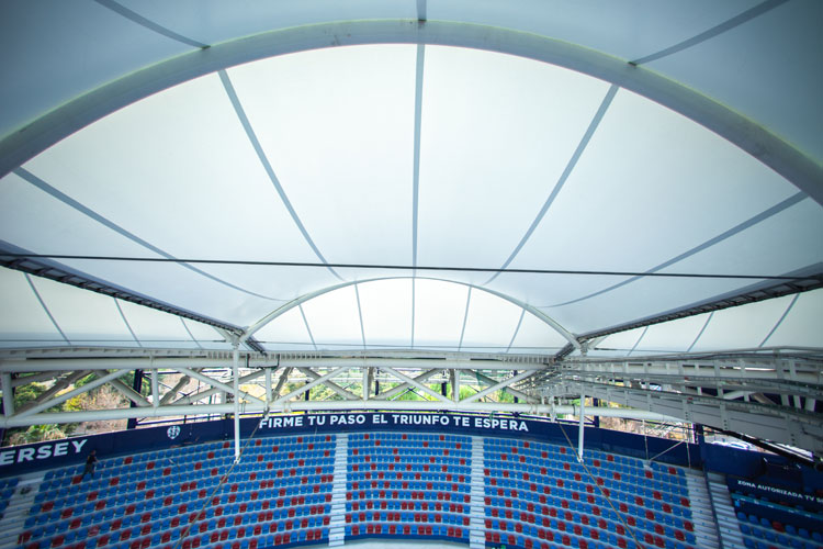 Gespannte Eleganz: Die Dachmembranen lassen viel Tageslicht ins Stadion und schützen Zuschauer vor Niederschlägen, Wind und zu starkem Sonnenlicht.