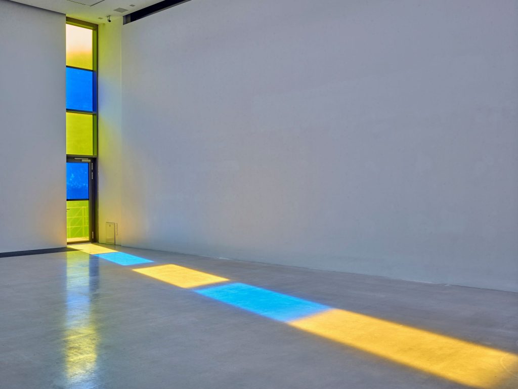 Bis 22. Mai: Fensterfolie als Kunstobjekt 4 fensterfolie daniel buren bild6 scaled 1