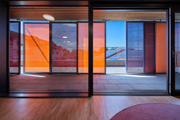 Sonnenschutz durch Schiebeläden: Effizienz trifft Design 4 Farbenfrohe Sonnenschutz Schiebeläden für jedes gebäude