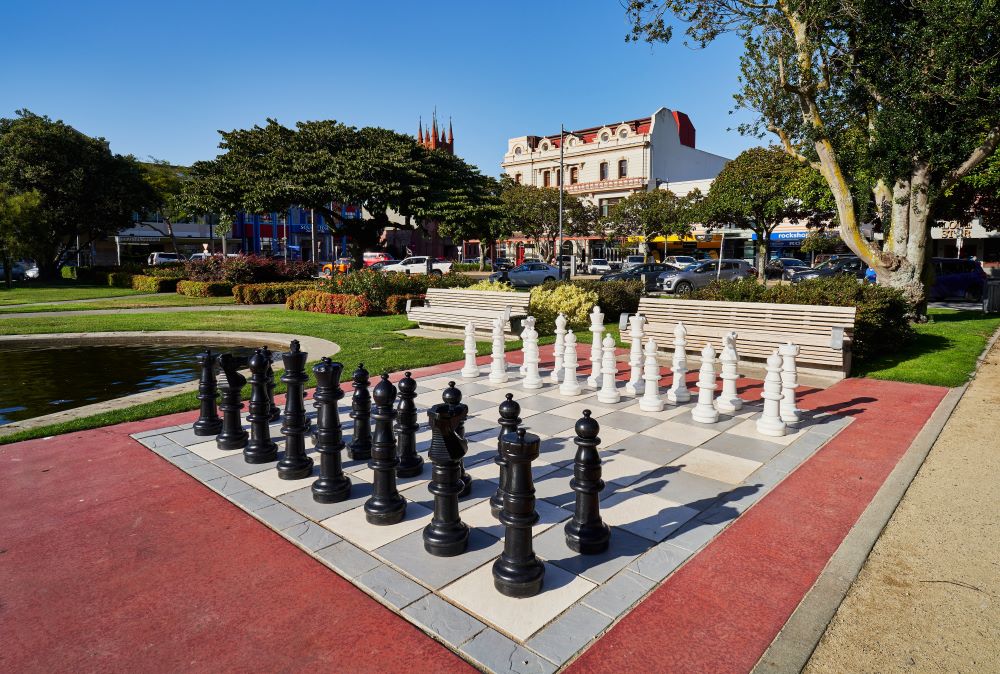 Riesenschach: Partyhit mit PVC-Figuren 2 PVC-Riesenschachfiguren