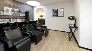 Vinylboden schafft Wohlfühlambiente bei Mod’s Hair Mobilar, Wand- und Bodengestaltung im Kölner Friseursalon Mod´s Hair sind harmonisch aufeinander abgestimmt. Foto: PROJECT FLOORS