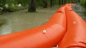 Sicherer Hochwasserschutz mit mobilen PVC-Systemen