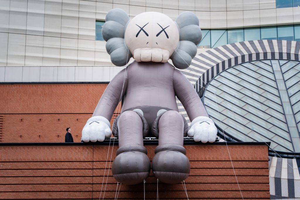 Kunst mit Vinyl: KAWS-Ausstellung in San Francisco 1 KAWS Jason Schmidt COMPANION auf dem Dach des MOMA